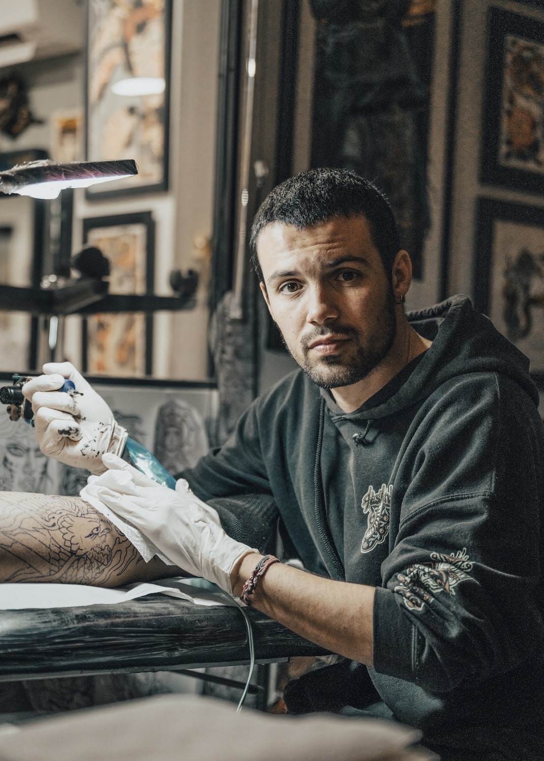 Sobre mí tatuando